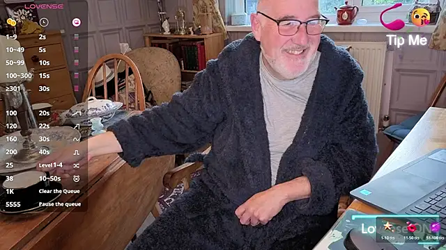 Adamdaddybear online show from 10/28/25, 07:29