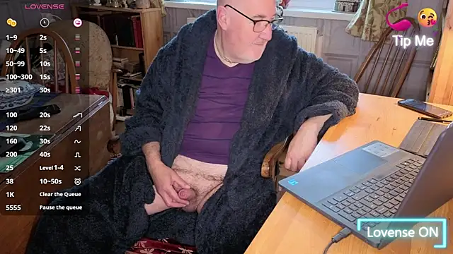 Adamdaddybear online show from 11/05/25, 08:06