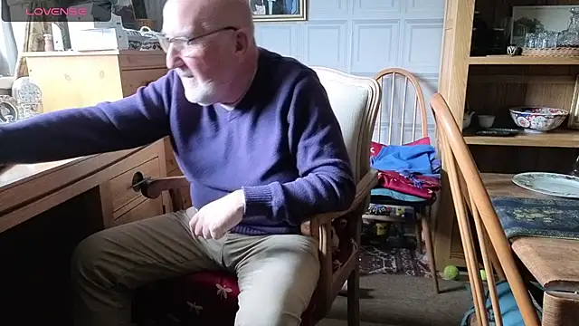 Adamdaddybear online show from 09/17/25, 01:13