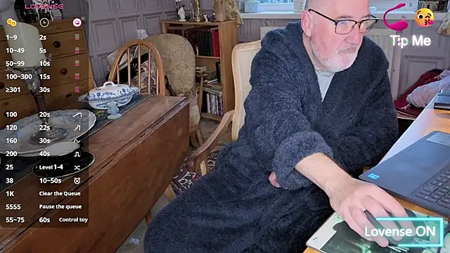 Adamdaddybear online show from 10/29/25, 07:29