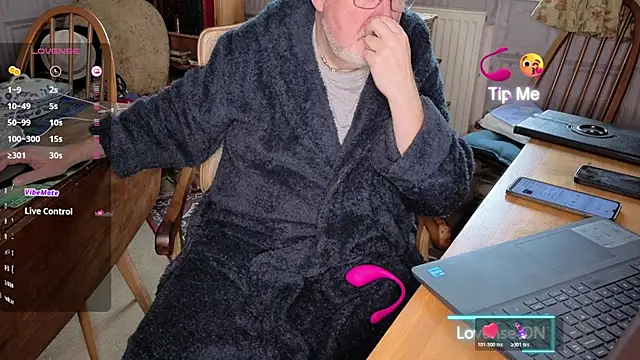 Adamdaddybear online show from 11/16/25, 09:36