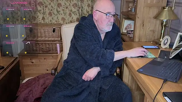 Snapshot of Adamdaddybear chatting on 03/03/26, 08:38 Adamdaddybear online show from 03/03/26, 08:38