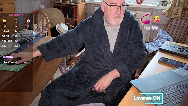 Adamdaddybear online show from 11/15/25, 09:24