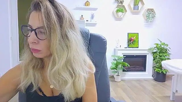 Snapshot of SukyGirl chatting on 10/24/25, 04:11 SukyGirl online show from 10/24/25, 04:11