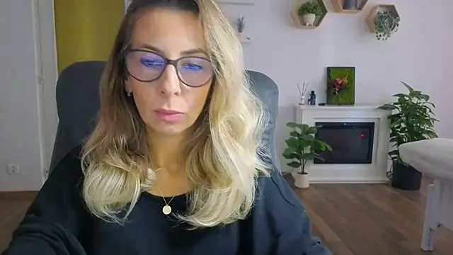 Snapshot of SukyGirl chatting on 10/21/25, 07:41 SukyGirl online show from 10/21/25, 07:41