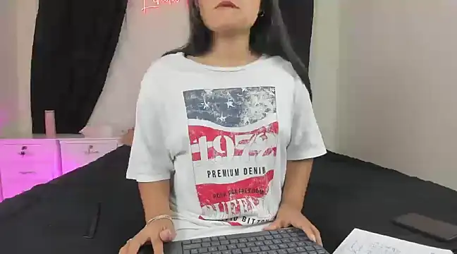 Snapshot of lindacastro02 chatting on 02/27/25, 01:17 lindacastro02 online show from 02/27/25, 01:17