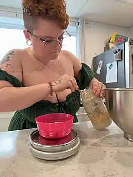 Snapshot of Sweetleeahxx chatting on 04/13/26, 01:48 Sweetleeahxx online show from 04/13/26, 01:48