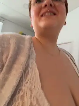 Snapshot of Sweetleeahxx chatting on 02/17/26, 04:15 Sweetleeahxx online show from 02/17/26, 04:15