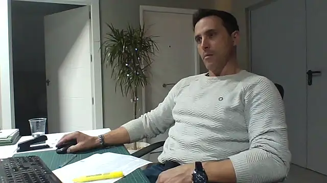 Snapshot of Lucas___81 chatting on 12/17/25, 07:19 Lucas 81 online show from 12/17/25, 07:19