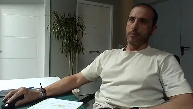 Snapshot of Lucas___81 chatting on 04/08/26, 06:53 Lucas 81 online show from 04/08/26, 06:53