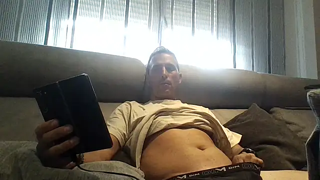 Snapshot of Lucas___81 chatting on 11/17/25, 01:48 Lucas 81 online show from 11/17/25, 01:48
