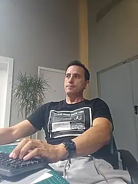 Snapshot of Lucas___81 chatting on 11/12/25, 07:40 Lucas 81 online show from 11/12/25, 07:40