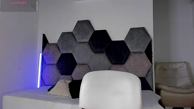 Latrellx7 online show from 04/15/26, 04:07