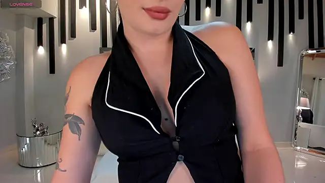 Snapshot of GiaFerrara chatting on 12/22/25, 07:58 GiaFerrara online show from 12/22/25, 07:58