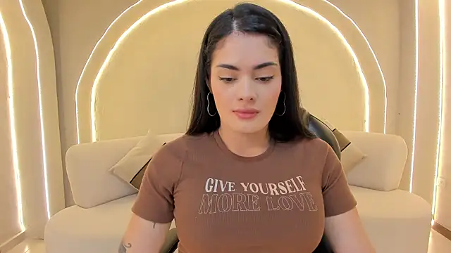 Snapshot of GiaFerrara chatting on 11/18/25, 02:49 GiaFerrara online show from 11/18/25, 02:49