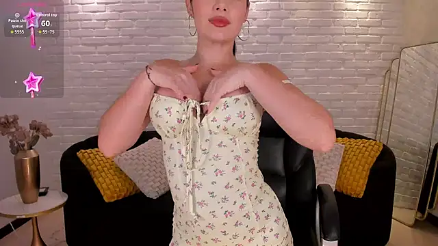 Snapshot of GiaFerrara chatting on 11/18/25, 07:28 GiaFerrara online show from 11/18/25, 07:28