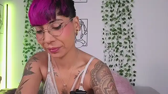 Snapshot of MiaMorgan_ chatting on 05/15/26, 04:05 MiaMorgan online show from 05/15/26, 04:05