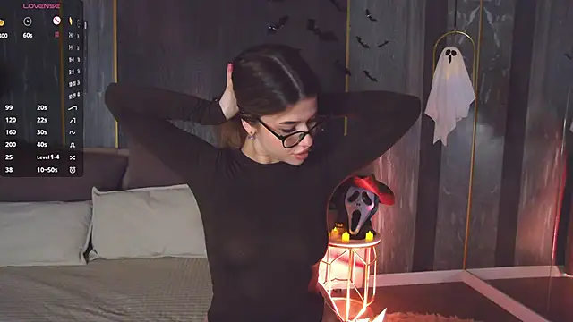 Sara Lewiis online show from 10/28/25, 04:28