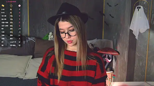 Sara Lewiis online show from 10/31/25, 04:58