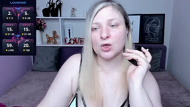 Snapshot of AnnaXCherri chatting on 12/01/25, 03:29 AnnaXCherri online show from 12/01/25, 03:29