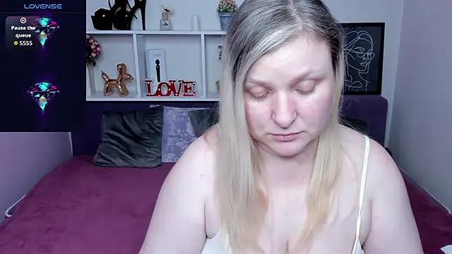 Snapshot of AnnaXCherri chatting on 11/25/25, 04:13 AnnaXCherri online show from 11/25/25, 04:13