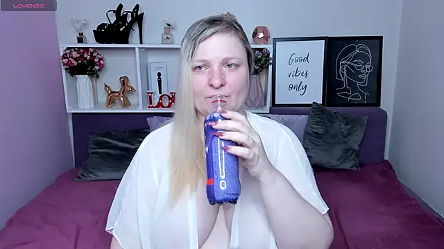 Snapshot of AnnaXCherri chatting on 11/18/25, 02:59 AnnaXCherri online show from 11/18/25, 02:59