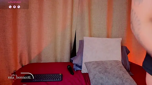 mia bonneett online show from 04/11/26, 07:45