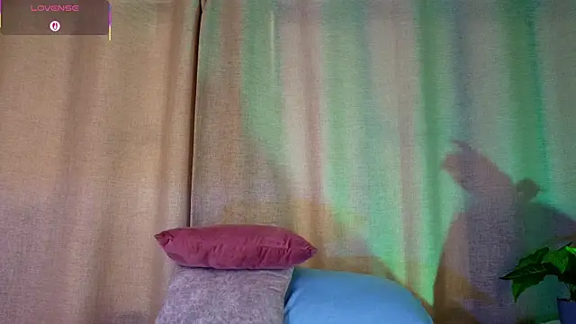 Snapshot of mia_bonneett chatting on 10/19/25, 04:32 mia bonneett online show from 10/19/25, 04:32