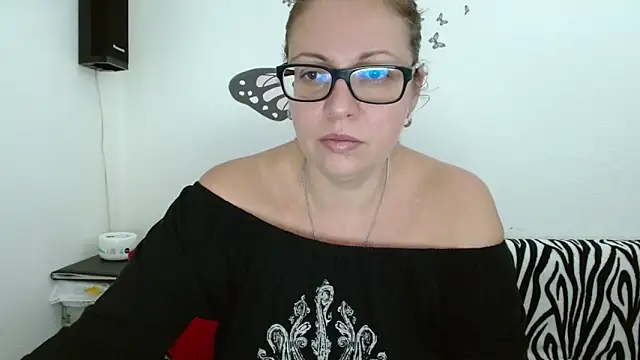 LadyHellene online show from 11/28/25, 08:14