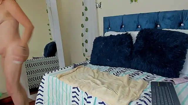 Snapshot of cristalwalker__ chatting on 03/21/25, 06:51 cristalwalker online show from 03/21/25, 06:51