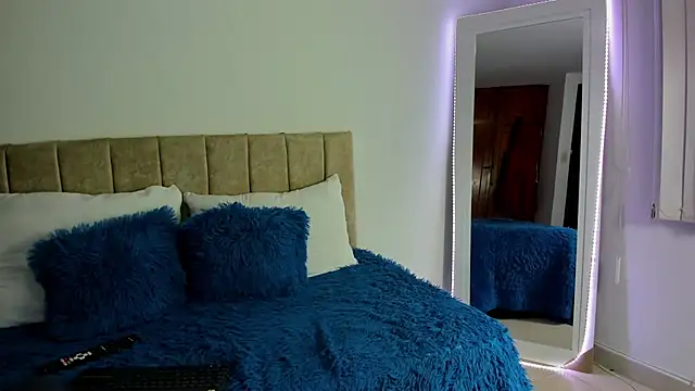 Snapshot of cristalwalker__ chatting on 10/26/25, 10:37 cristalwalker online show from 10/26/25, 10:37