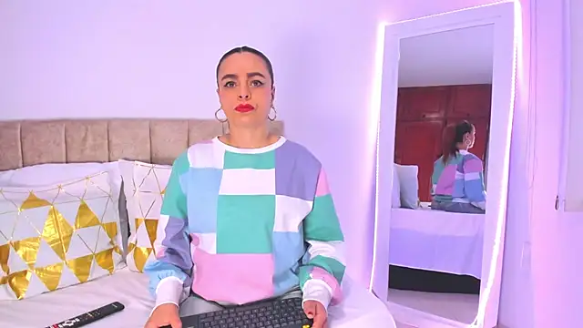 Snapshot of cristalwalker__ chatting on 11/21/25, 11:31 cristalwalker online show from 11/21/25, 11:31