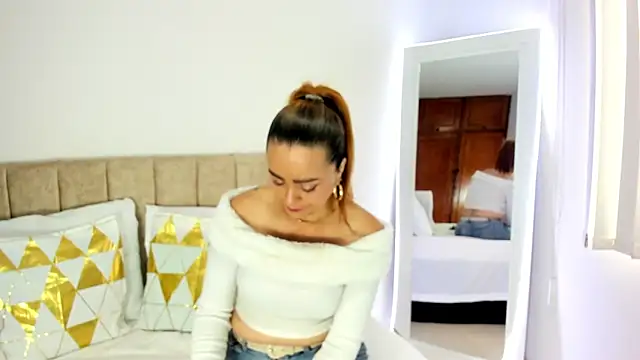 Snapshot of cristalwalker__ chatting on 11/13/25, 12:31 cristalwalker online show from 11/13/25, 12:31