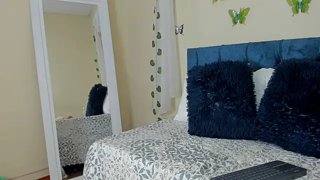 Snapshot of cristalwalker__ chatting on 03/18/25, 06:50 cristalwalker online show from 03/18/25, 06:50