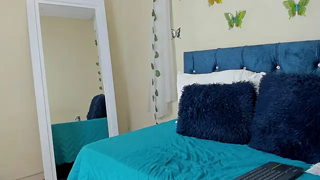 Snapshot of cristalwalker__ chatting on 03/18/25, 03:33 cristalwalker online show from 03/18/25, 03:33