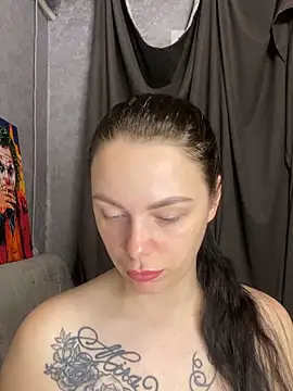 Lola Hale online show from 05/03/26, 06:00