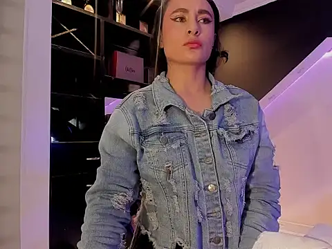 Coral Gibson online show from 05/06/26, 01:04