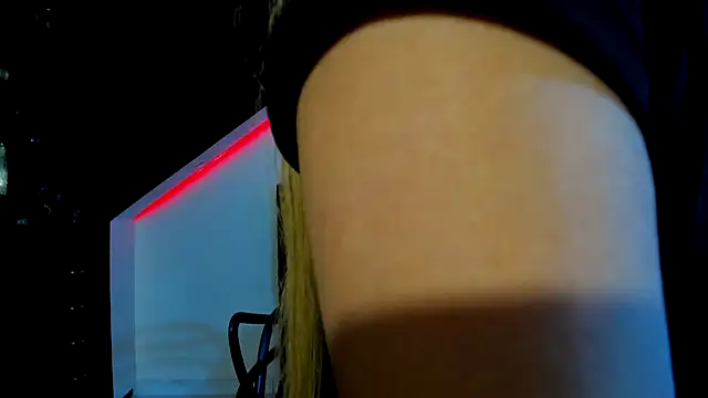 Snapshot of Coral_Gibson chatting on 03/08/25, 01:03 Coral Gibson online show from 03/08/25, 01:03