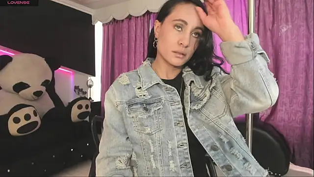 Coral Gibson online show from 12/05/25, 01:21