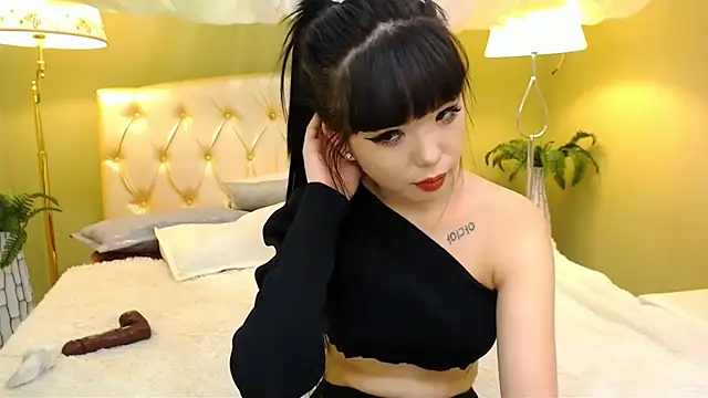 Snapshot of lilzannye chatting on 10/15/25, 07:44 lilzannye online show from 10/15/25, 07:44