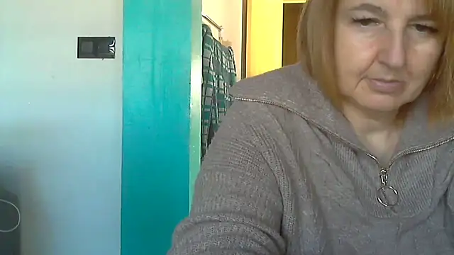 Snapshot of Sandcoq chatting on 10/13/25, 08:49 Sandcoq online show from 10/13/25, 08:49