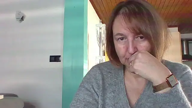 Snapshot of Sandcoq chatting on 11/28/25, 10:04 Sandcoq online show from 11/28/25, 10:04