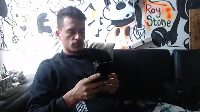 Snapshot of roystonee01 chatting on 12/22/25, 01:11 roystonee01 online show from 12/22/25, 01:11