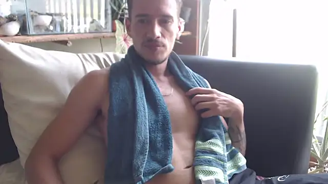 Snapshot of roystonee01 chatting on 02/14/26, 03:01 roystonee01 online show from 02/14/26, 03:01