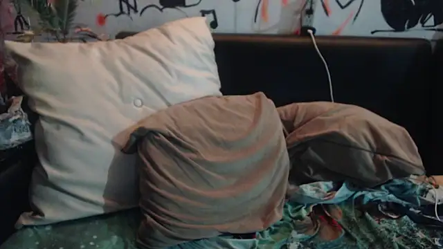 roystonee01 online show from 11/06/25, 06:28