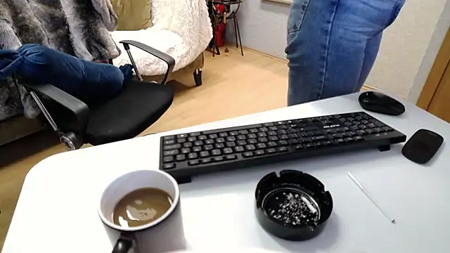 Snapshot of Sara_Poison chatting on 11/07/25, 03:11 Sara Poison online show from 11/07/25, 03:11