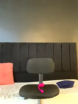 Snapshot of sweetsofia18 chatting on 10/19/25, 08:11 sweetsofia18 online show from 10/19/25, 08:11