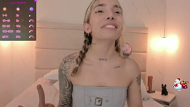 Mollymoon1 online show from 12/20/25, 05:27