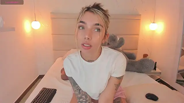 Mollymoon1 online show from 11/27/25, 07:58