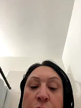 Snapshot of AlyssiaAmoreXO chatting on 10/18/25, 09:28 AlyssiaAmoreXO online show from 10/18/25, 09:28